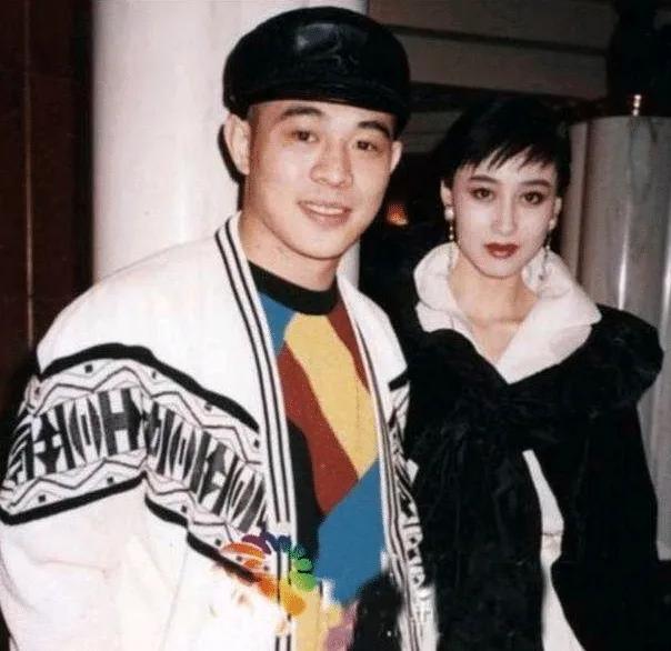 李连杰与前妻再相聚，合照却没站在一起，黄秋燕站位实在太辛酸了！