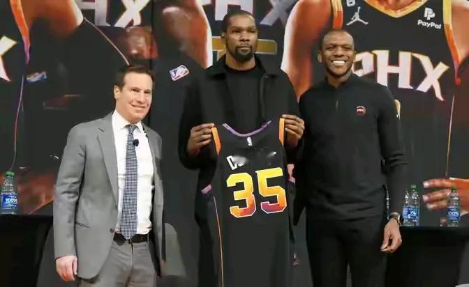 太阳连续签约5人，目前工资联盟第一，看看新赛季15人大名单。
第一，太阳续约阿伦