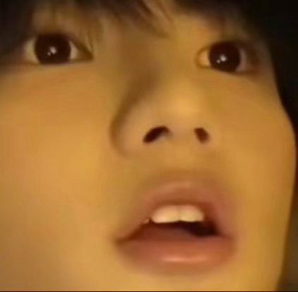 现实生活中：这谁家小孩怎么这么烦人网络上：怎么小孩子都这么可爱啊啊啊 