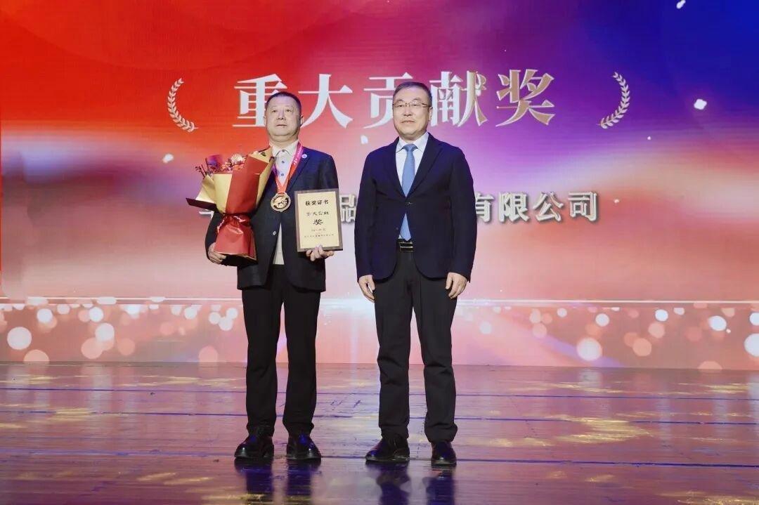 【西凤酒失控的贴牌】梳理过往信息，海报新闻记者注意到，西凤酒与擦边营销的纠葛，远