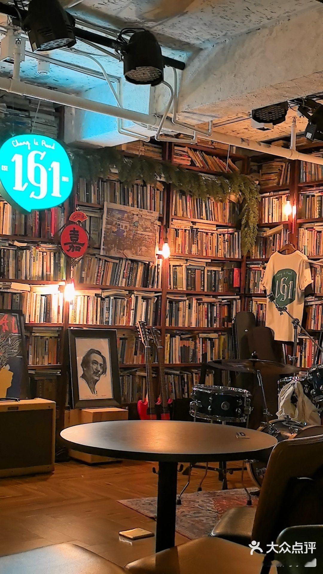 又多了一个打卡点！接下来这家咖啡店会随机刷新出星邱妹有机会去点星邱同款小蛋糕🍰