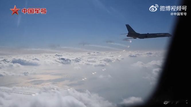 轰6K演练应急作战
遭遇不明攻击后释放干扰弹
歼20紧急护航
轰6K最爱去的就是