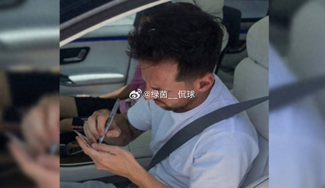 近期梅西乘车途中偶遇球迷索要签名，球迷自备签字笔无法书写，梅西拿出自己车内的笔帮