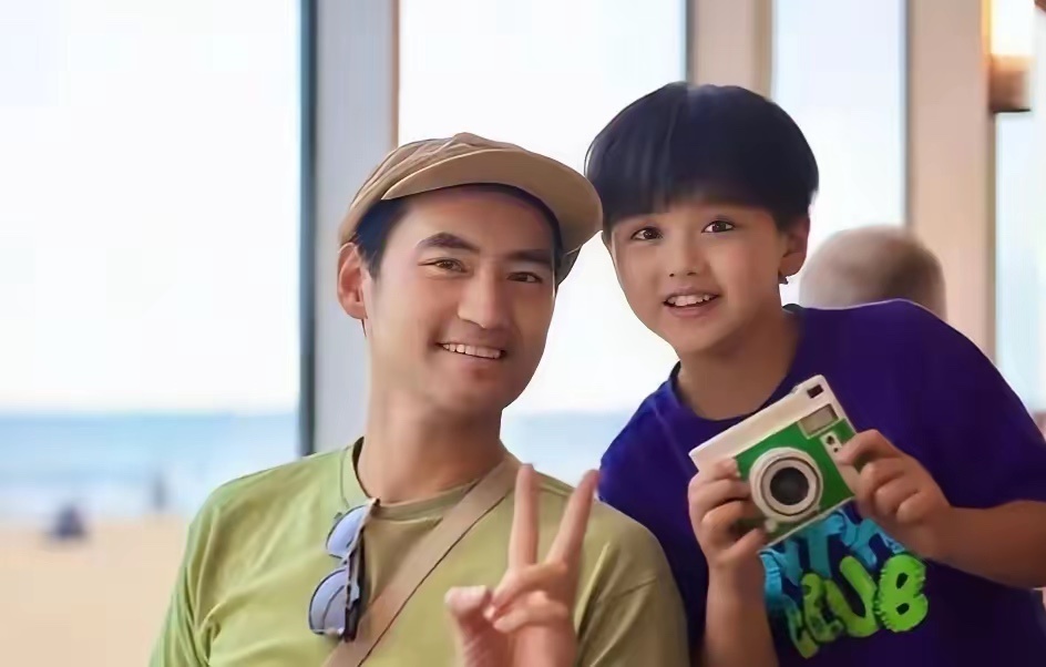 张歆艺与袁弘的儿子二胖，已经7岁了，长得好帅气可爱，性格活泼，还是一个小暖男，妈