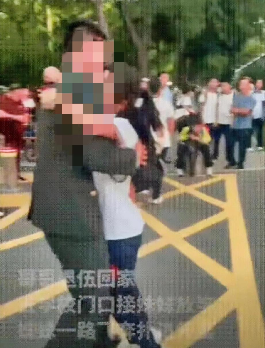 女生放学走出校门，本来慢悠悠地晃着，以为又是爸妈像往常一样来接她。可目光扫过人群