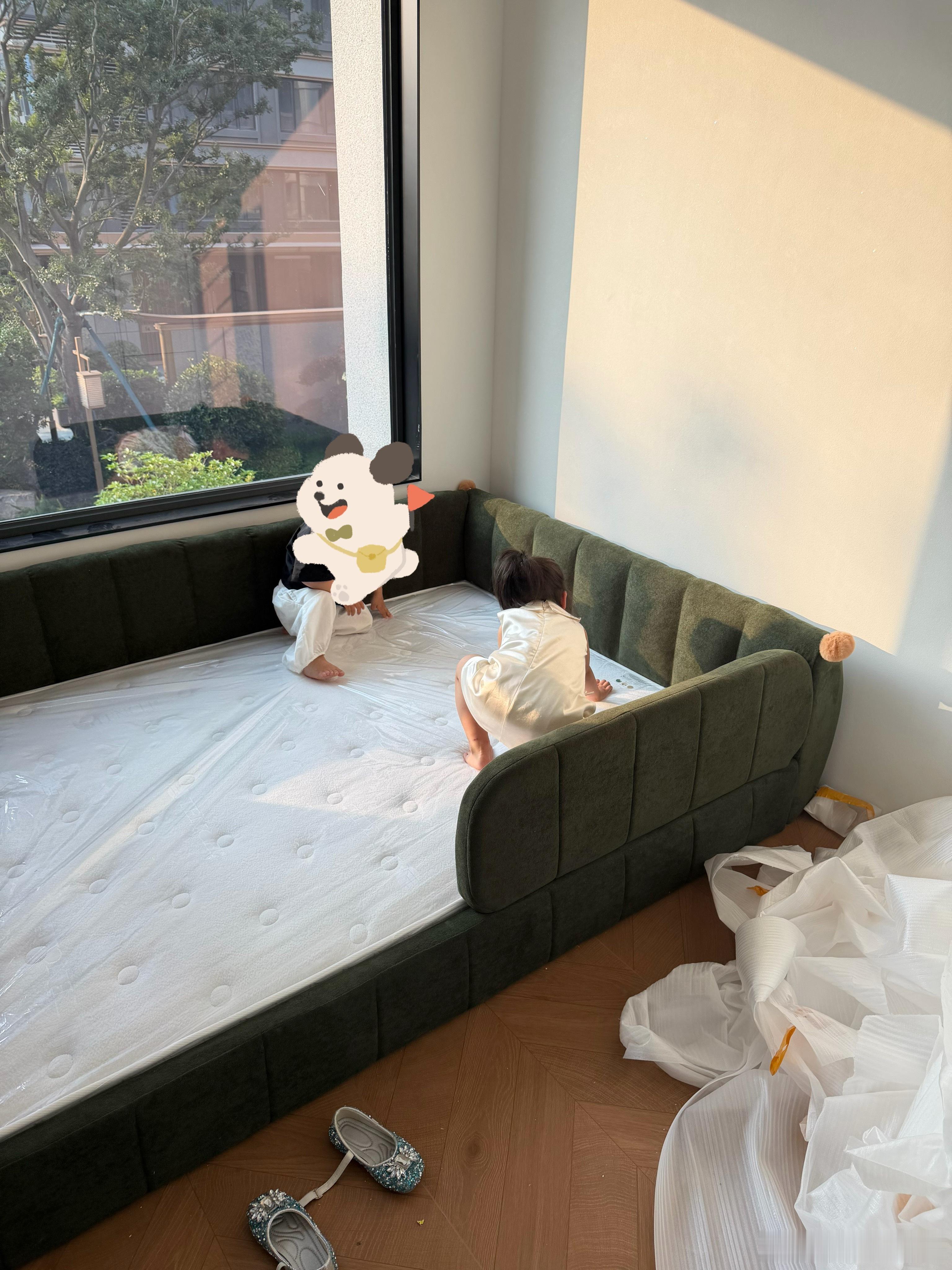 考虑到老大还小，这两年要开始分房了！就给女儿买的这个地台床（防摔）！没想到颜色会
