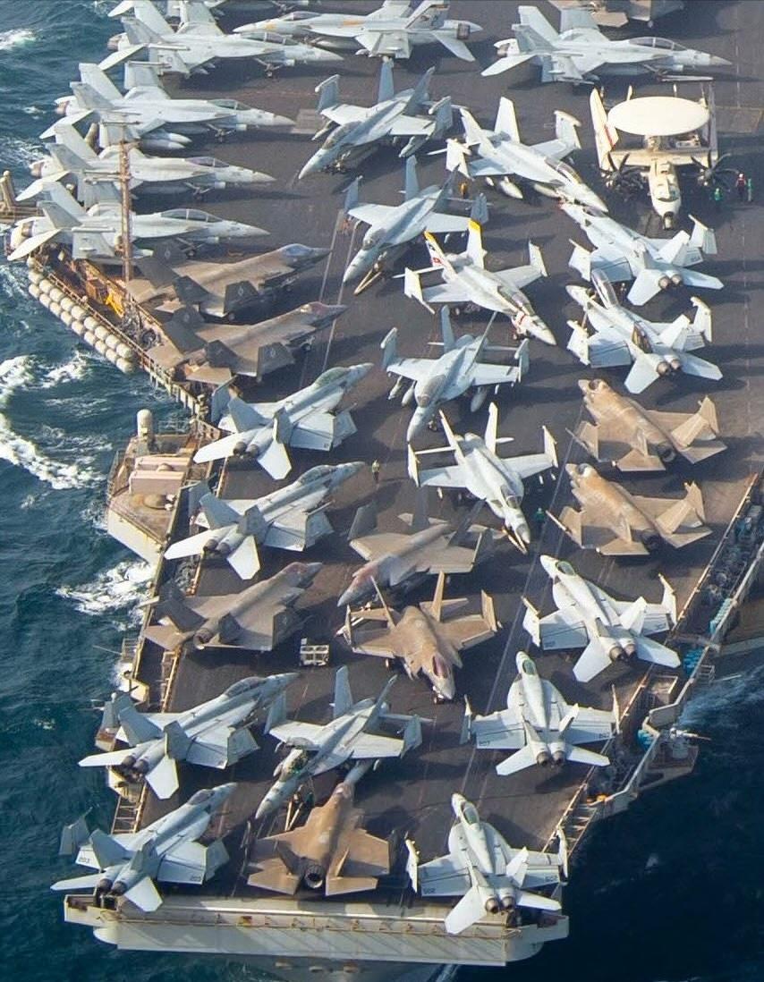 美国人现在保养差了点意思，F-35C都开始海上变脸了，原本采用灰黑色涂装，现在全