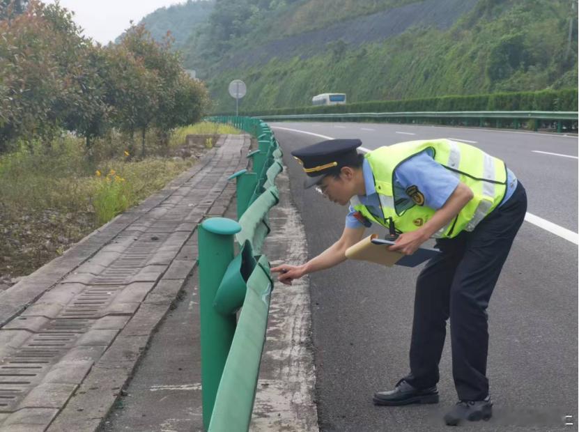 【“路警企”高效联动 追回路产损失2.4万元】5月11日，G6911安来高速一处