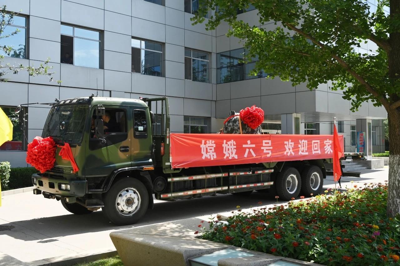 #嫦娥六号# 大红花！军绿色卡车——穿着迷彩服，戴着大红花的#嫦娥六号# 返回器