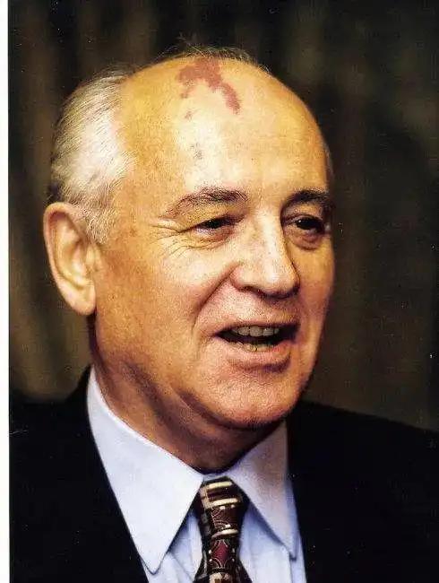 苏联解体后，由于卢布大幅度贬值，戈尔巴乔夫4000卢布的退休金仅能换2美元。由于