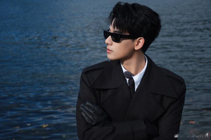 胡先煦唱歌走心走的是杀心胡先煦把“爱你”唱出“干架”的气势，手还架脖子上。这哪是