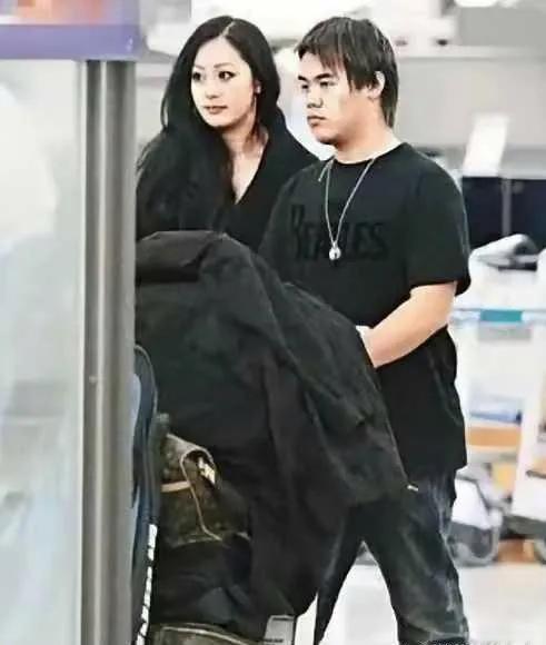 钟镇涛和章小蕙是曾经的金童玉女，章小蕙那真的比明星还漂亮的名媛，颜值出众，钟镇涛