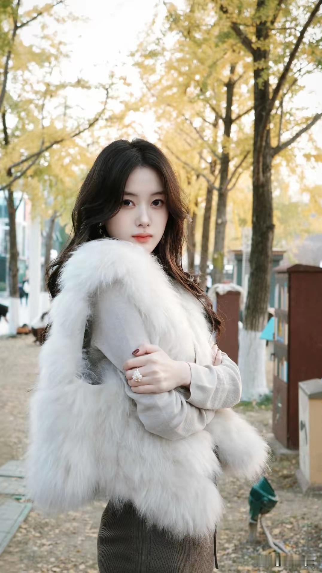 执着于过去、强求于未来，无异于自缚枷锁。
执则生苦，放则得自在。
世事本无常，万