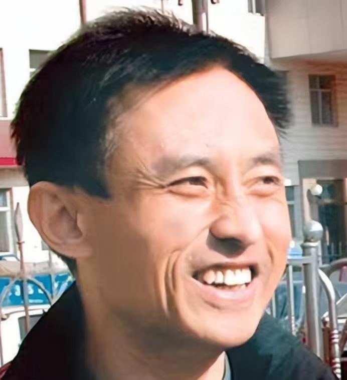 2002年，河北唐山，一对民警夫妇深夜被蒙面歹徒袭击，重伤垂危。受害者在极度惊恐