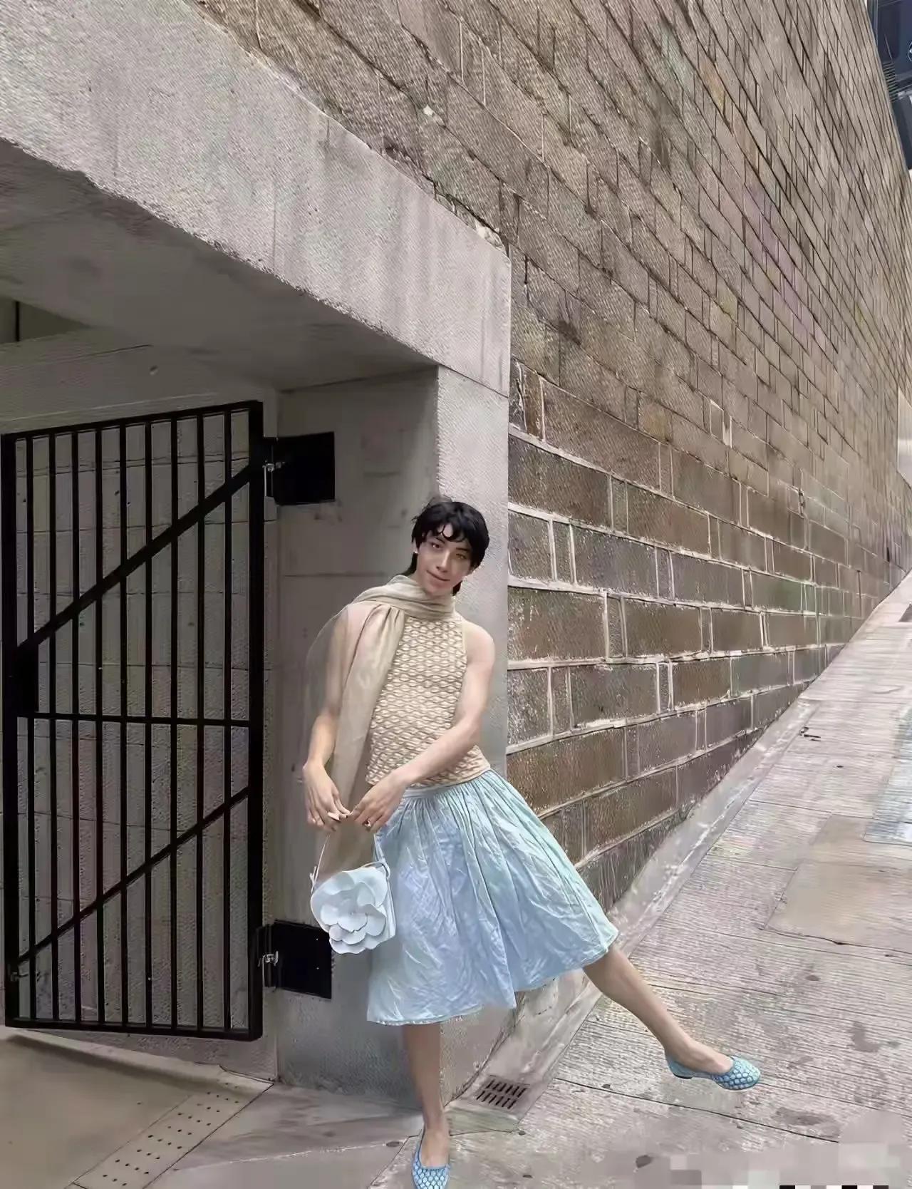 一个大男生穿成这样子，合适吗，伊能静教育孩子那么好，儿子打扮成这样，也不往正确方
