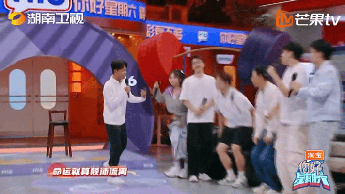#李克勤看梁王打比赛BGM选红日# 说看梁王组合比赛bgm要选《红日》[哈哈]不