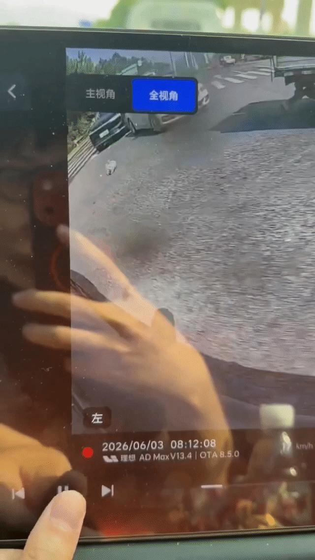 不是哥们，都飞成这样了还往前开呢？真得下车看看发生了啥吧