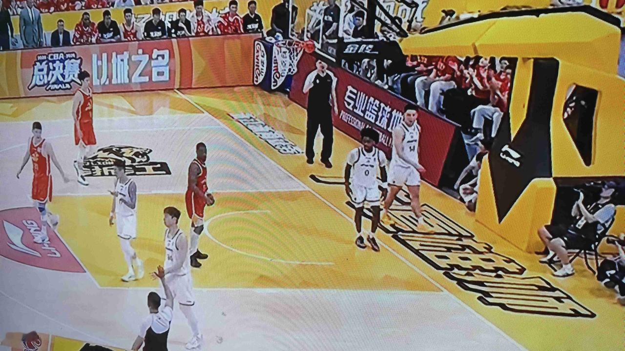 浙江广厦失意上海滩，没能卫冕成功，接下来浙江队也迎来一个难题，就是球队迎来8位球