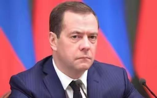 梅德韦杰夫一语惊醒梦中人，那些以为拥有美军基地就能高枕无忧的国家，实在是太天真了