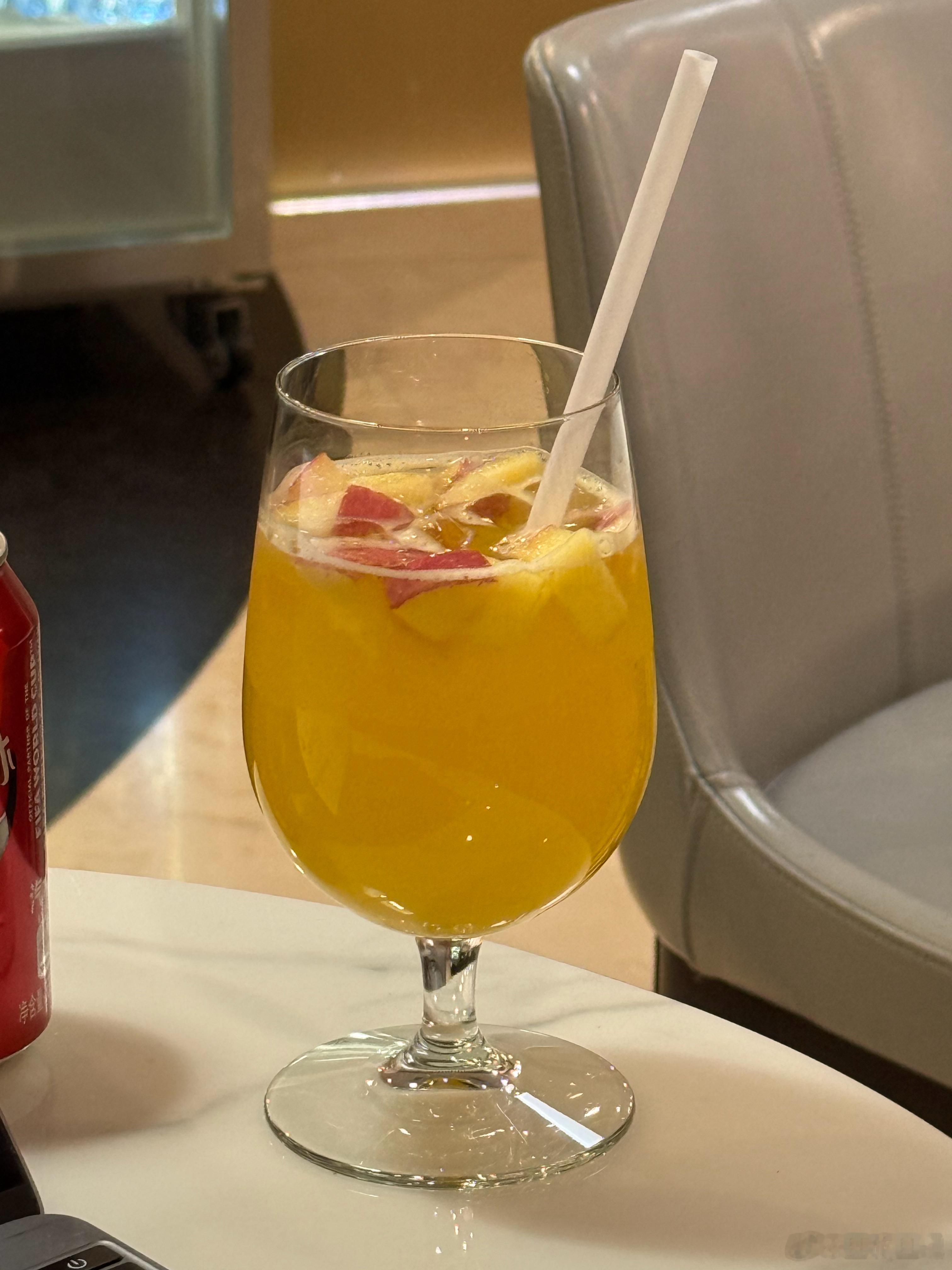 今天首都机场在国航休息室尝试喝了一下桑格瑞亚（Sangría）鸡尾酒。这是一款源