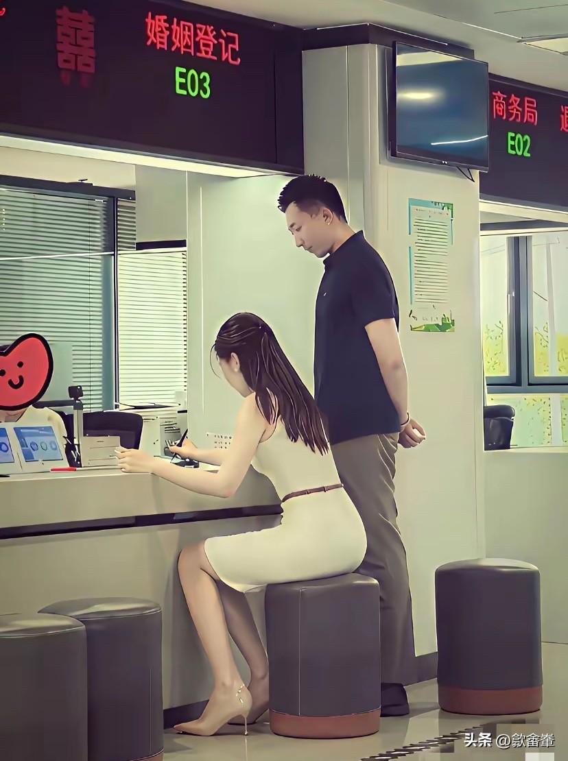 发现没有，
女人长期守活寡，
过着过着就会过独了，不会想男人，更不想他回来。刚开