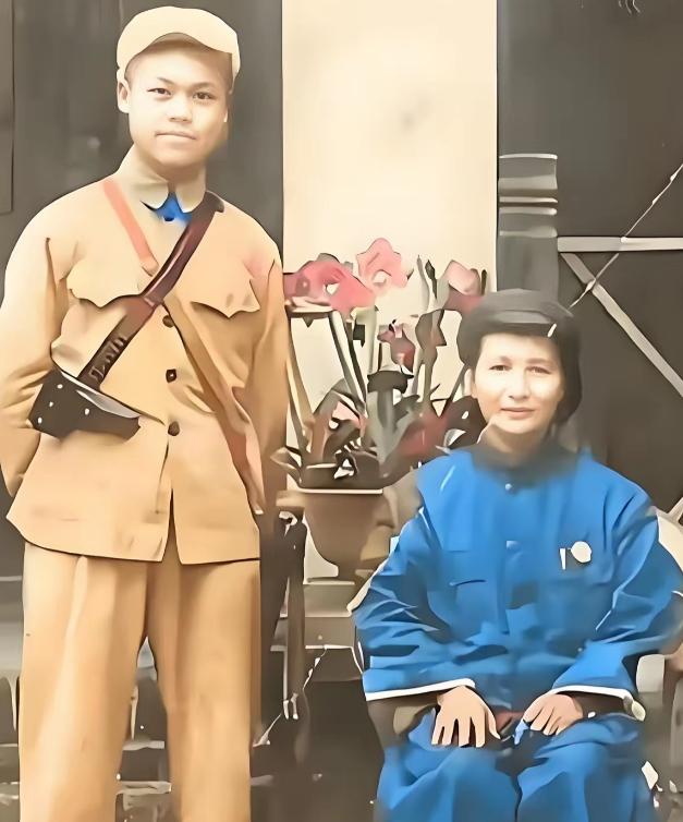 50年代广西一张老照片流传很广，一位女干部端坐在前，身边站着个年轻警卫员，身上一
