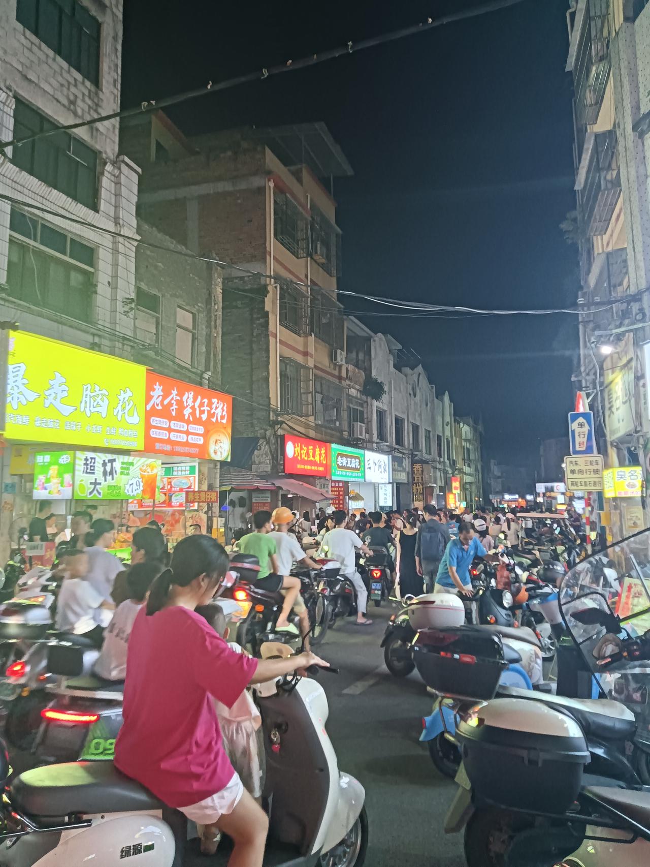 适逢星期六又去贵港老街美吃一条街逛逛，这里是港北美吃集中打卡点。由于老街位于郁江