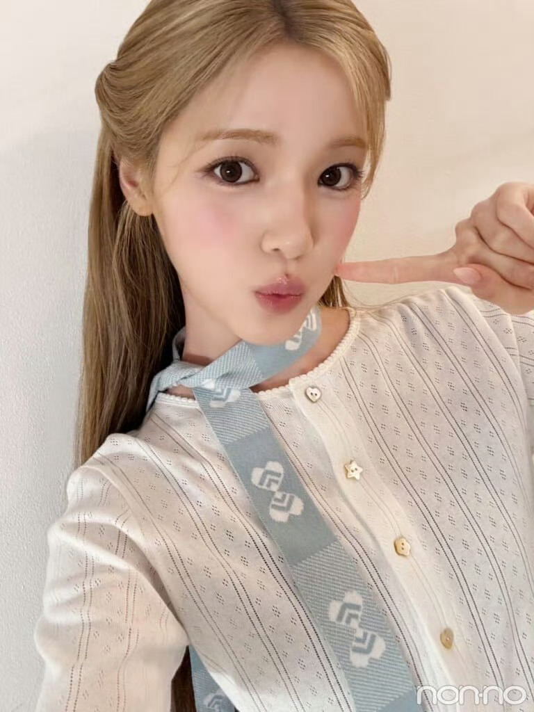 我觉得这张美图不嘟嘴会更好看宝贝你觉得呢 