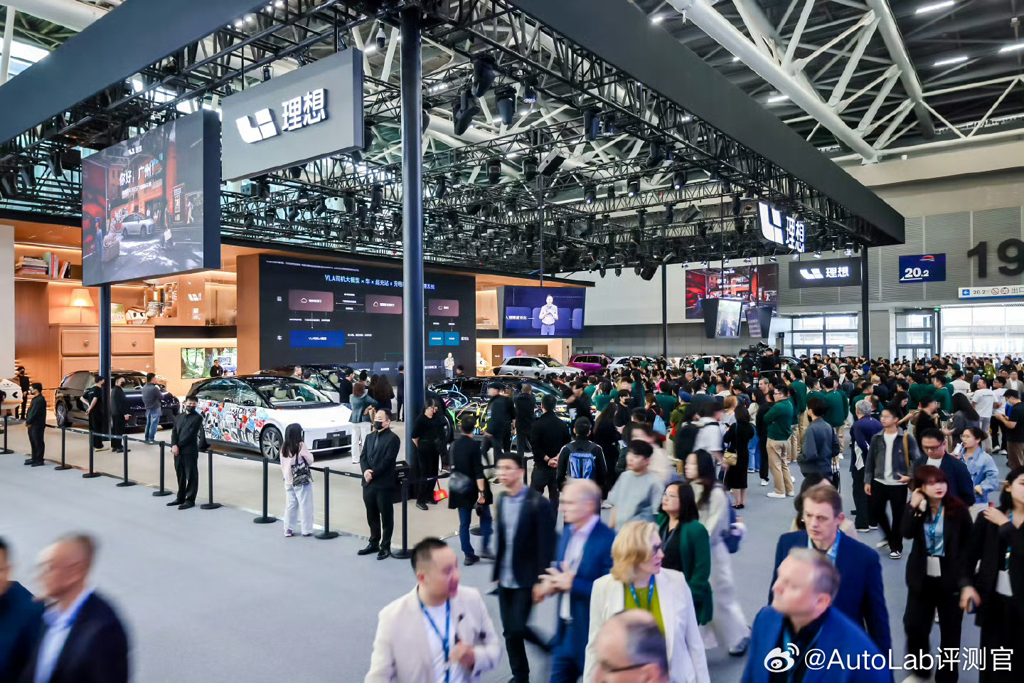 理想公布了Q3的财报，274亿的总营收较去年同期有下滑，但在新势力里还算过得去。