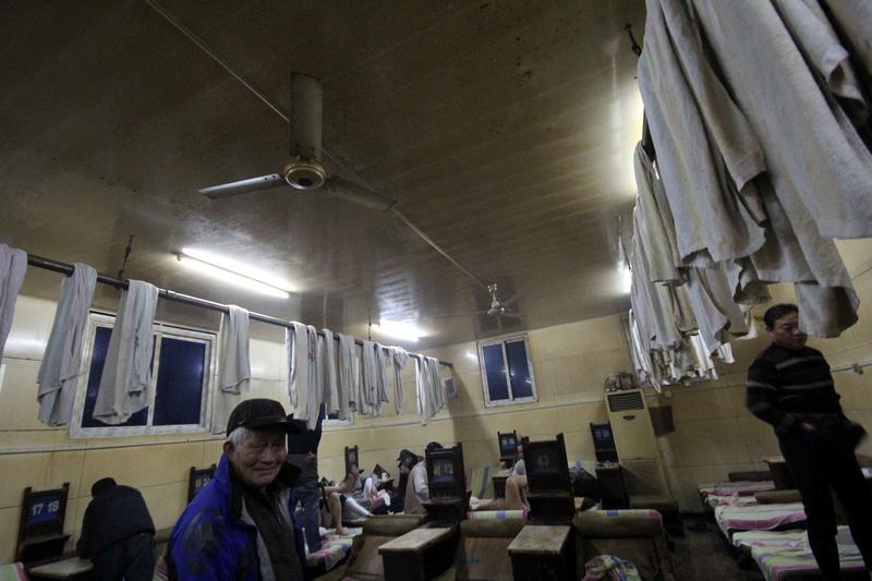 洗浴中心挂养生招牌，暗地里做见不得人的生意，老板自首了


那道门被踹开的时候，