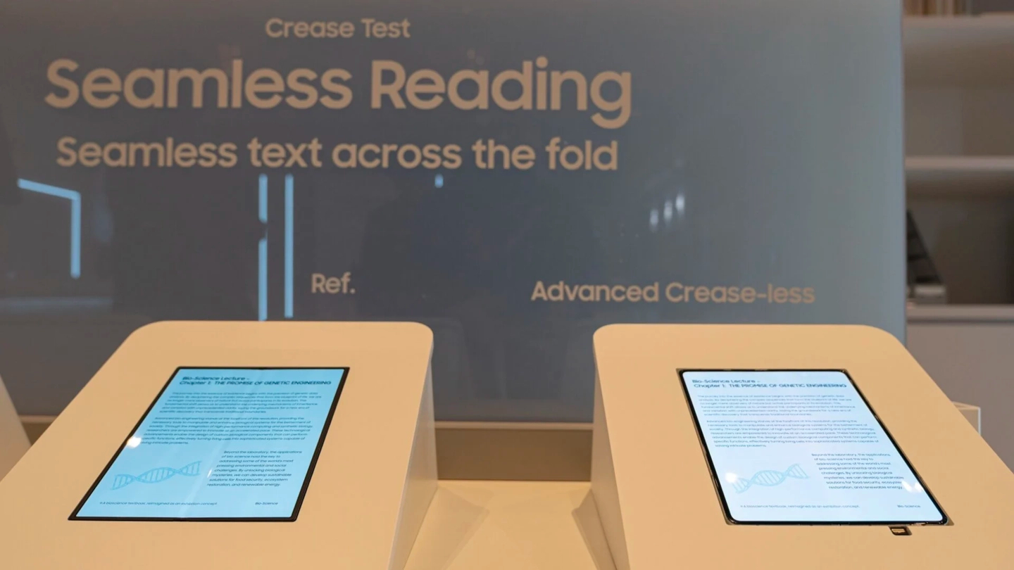 三星展示无折痕折叠屏OLED面板应该是有了这技术，苹果才决定要出折叠手机。不过现