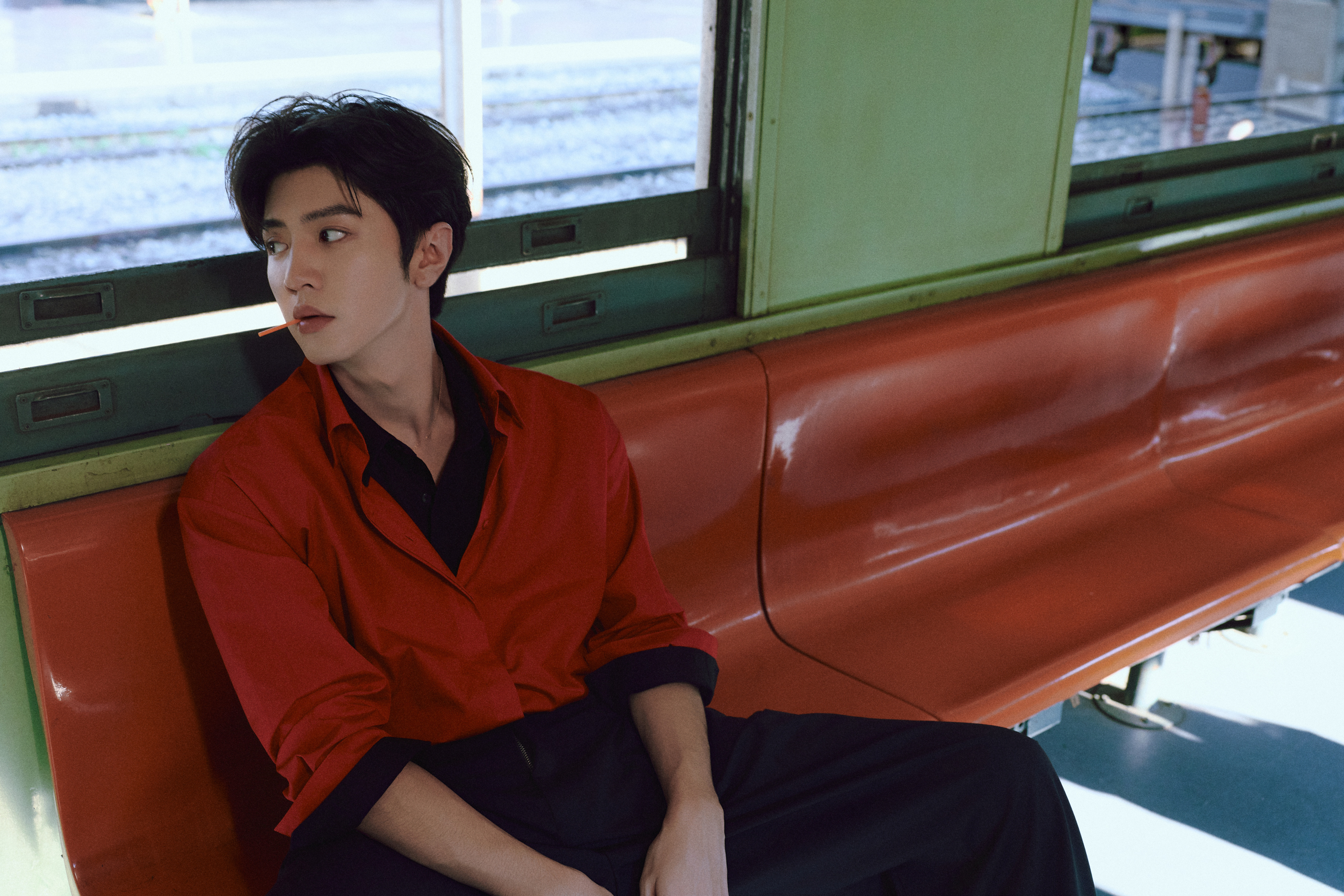 陈哲远 × 泰国活动造型大片，一袭红黑衬衫叠穿搭配利落西装裤亮相，PIAGET 