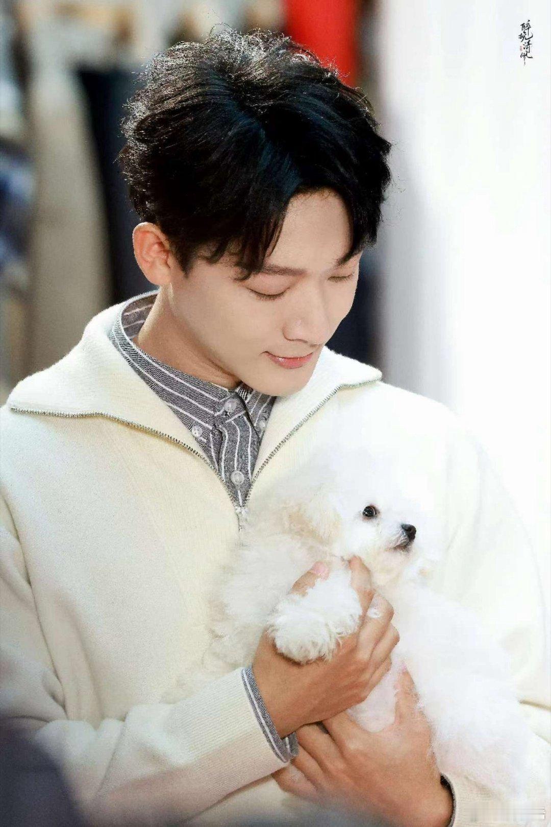 #张晚意 让狗也说两句# 张晚意活动欢乐不断，让狗说话创意足。白色着装温柔优雅，