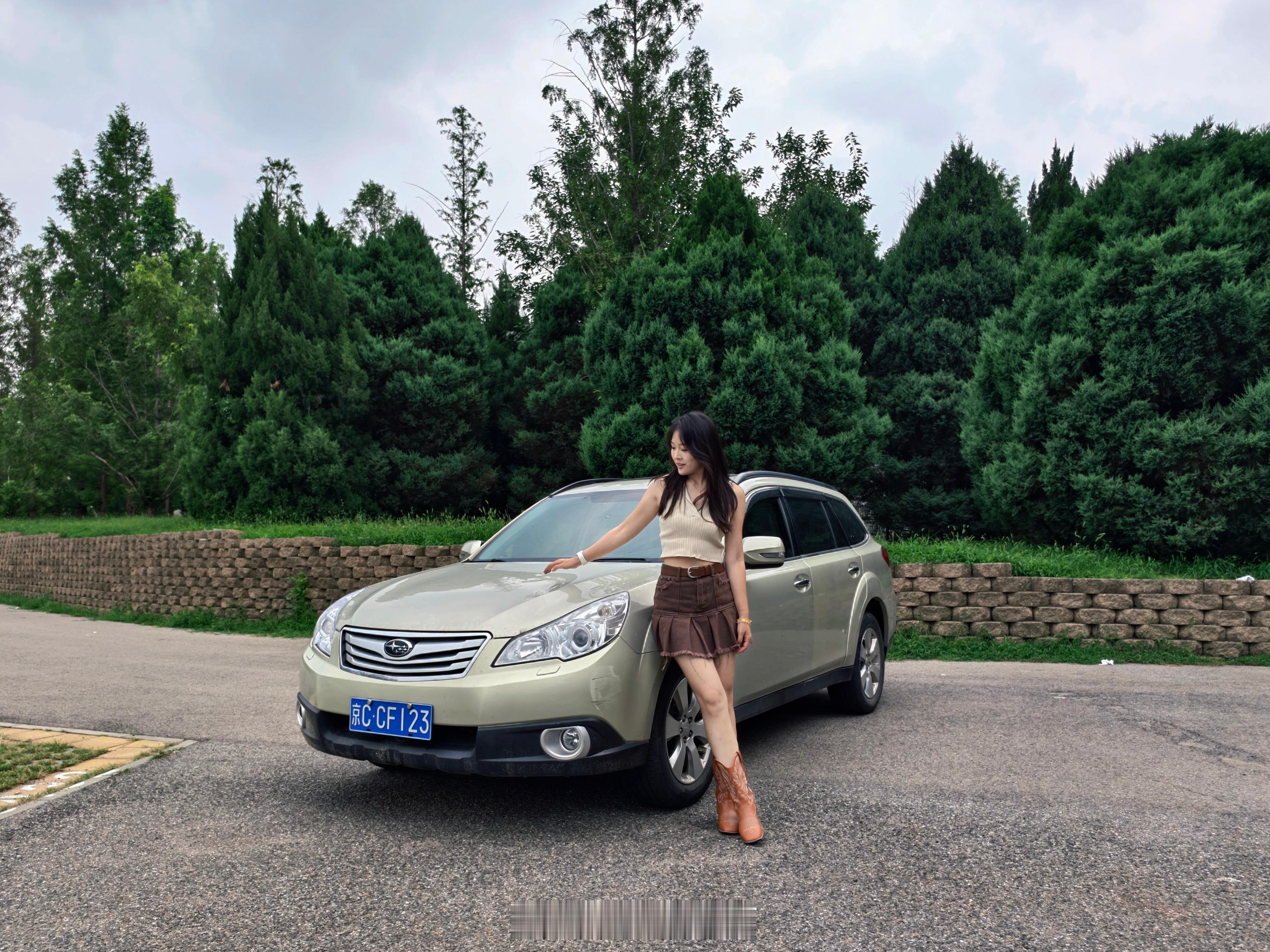 你还在纠结买油车还是电车吗之前会坚定的选择油车，保值率相对高，补能也省心。就算是