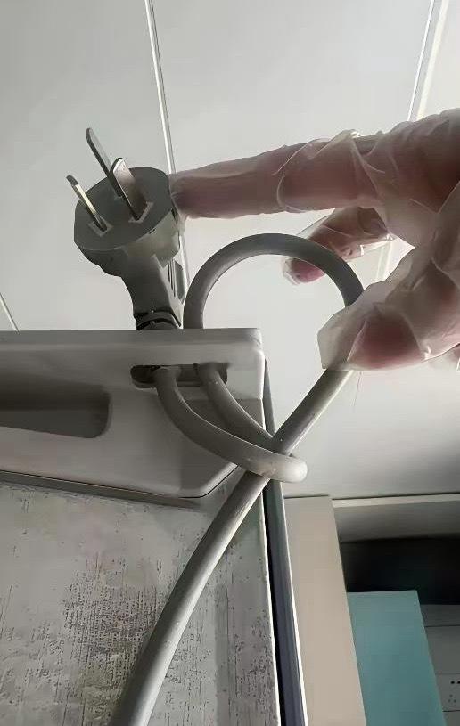 新买的机子还没用上，愣是被这根电源线给难住了厂家打包的时候把插头卡在线槽里，电线
