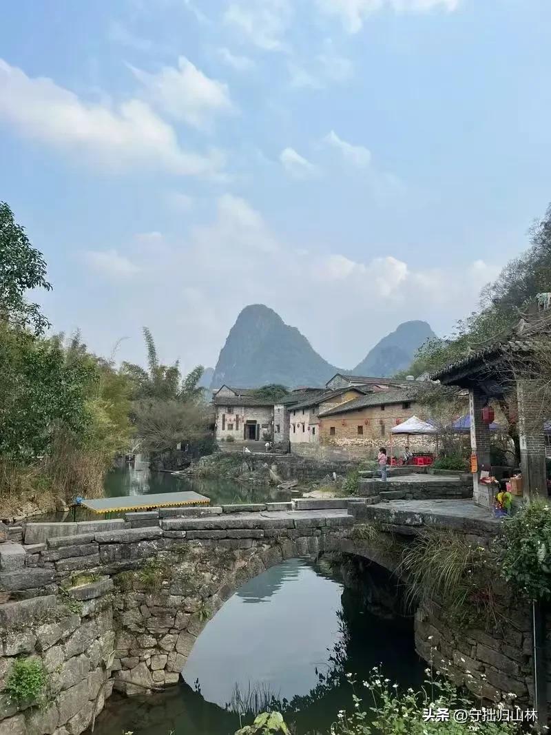 行香子・吟昭平佳人
黄姚古渡，风拂河湾。
望苍榕、轻锁秋寒。 
烟萦巷陌，水逝尘