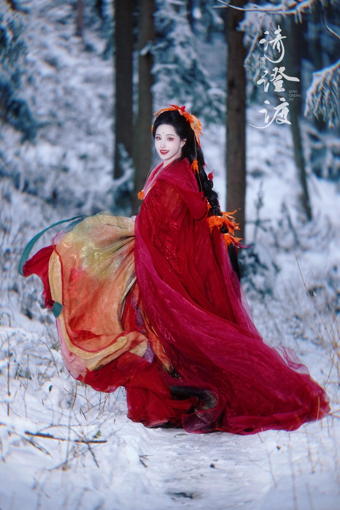 一袭红衣配白雪，怎能不爱。