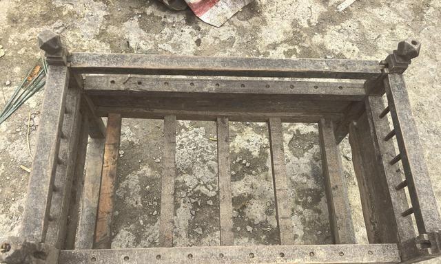 老家拆房翻出个六七十年代的老物件，当年有它算家里条件不错的。现在年轻人估计都不认