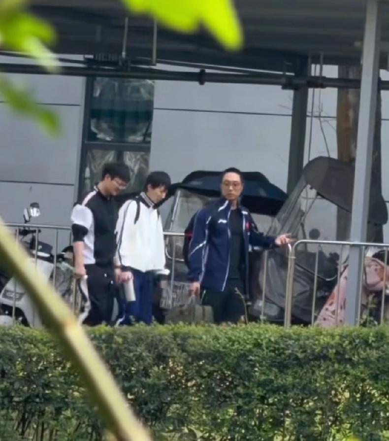 成都国乒训练基地，王曼昱今日下训，与体能教练和孟队医一起返回公寓。
估计曼昱是刚