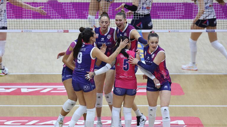 巅峰对决、争夺"王位"！朱婷：科内利亚诺的朱婷造访旧东家斯坎迪奇 争夺榜首的一场