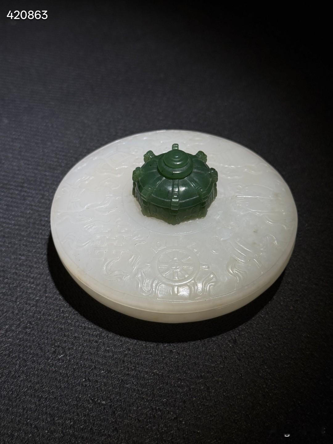 白玉八吉祥香盒（碧玉宝顶）
直径9.3公分，通高4.8公分，重232克
白玉为盒