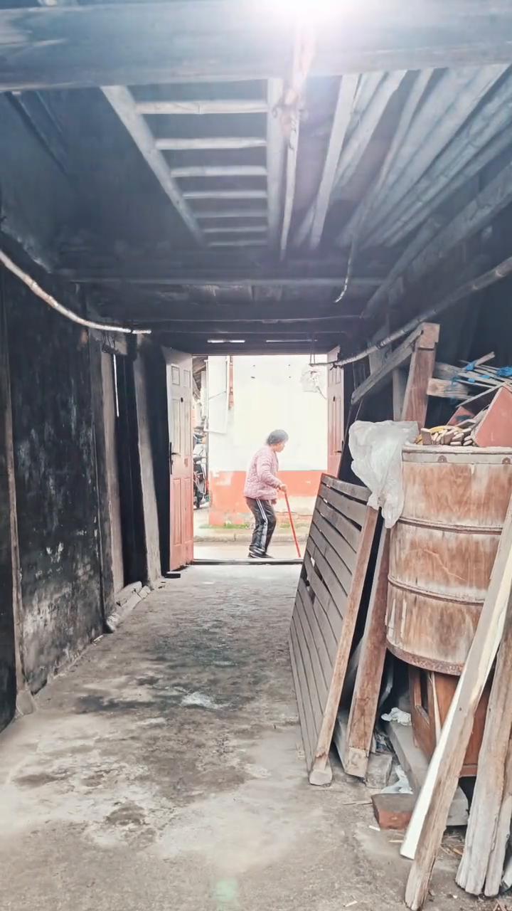 我们去旅行，实现曾经约定。要看很多的风景，记录你美丽心情。我们去旅行，总有浪漫上