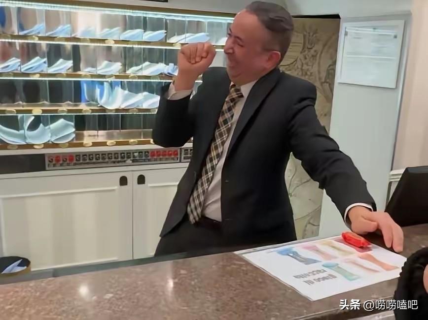 中国游客在米兰酒店退房，随手给了前台小哥一包徐福记酥心糖。本来就是个客套，结果一