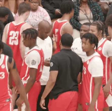 “老炮儿”当教练！这是保罗在NikeEYB Peach Jam执教他的球队的画面