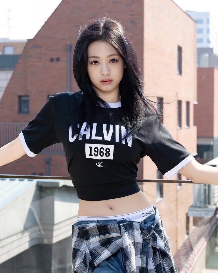 Ahyeon身着Calvin Klein造型亮相后，登上了今日新闻头条，成为了X