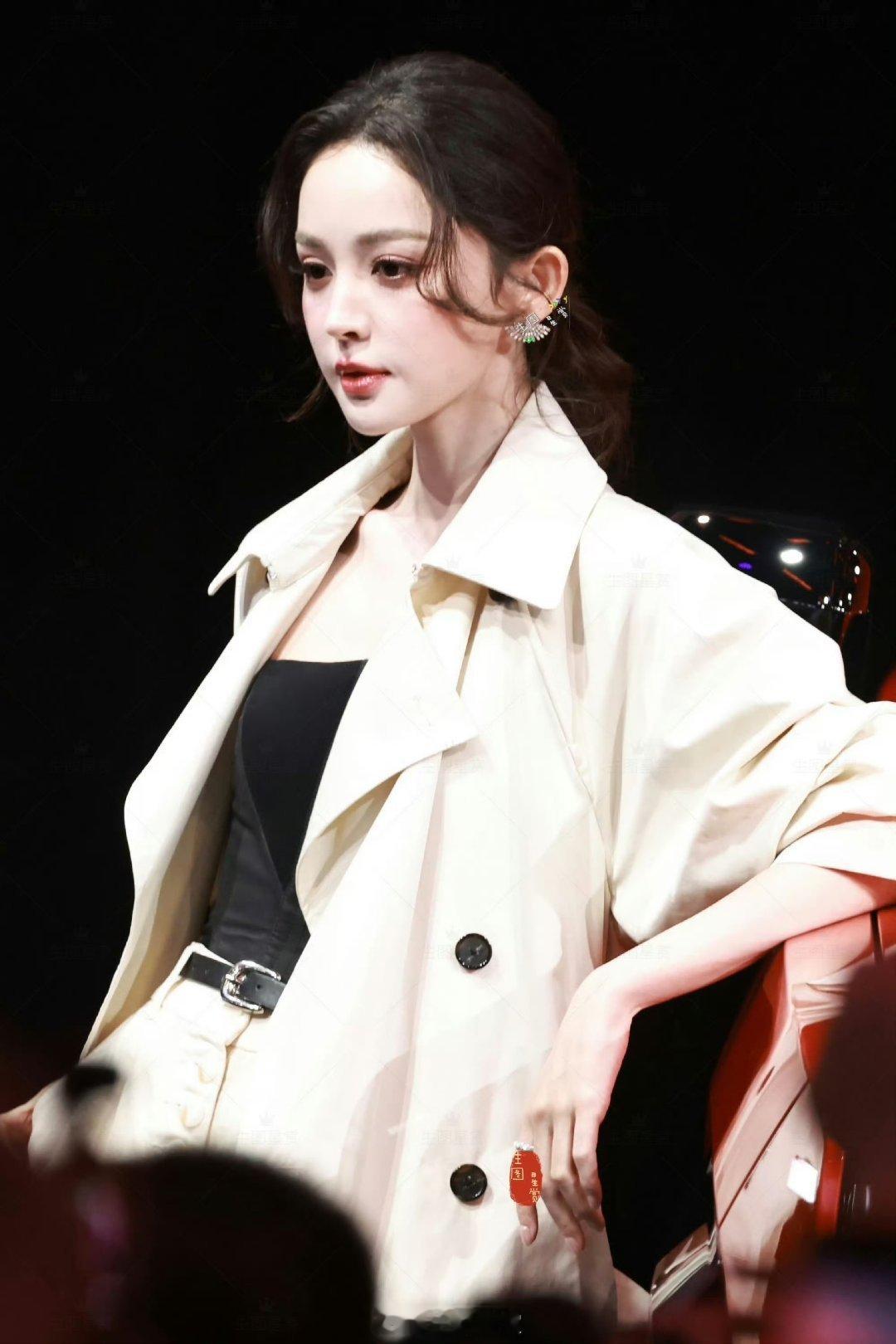 古力娜扎成都车展又美又飒古力娜扎与硬派越野车的反差感成都车展被古力娜扎的美貌狠狠