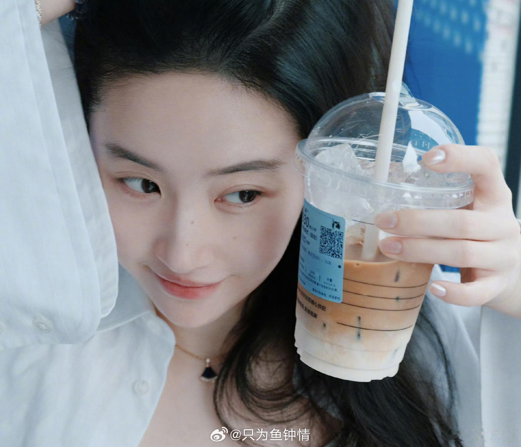 还以为是十年前的刘亦菲刘亦菲怎么越长越回去了 这组图最扎心的不是她多美，是有人3