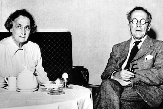 1925年，物理天才薛定谔背着老婆，跑到别墅跟情人过圣诞节，可让人震惊的是，约会