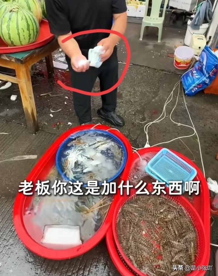 加了海水晶还能吃吗？
有市民发现，买海鲜的小贩，往海鲜盘子里洒白色东西。问他们是