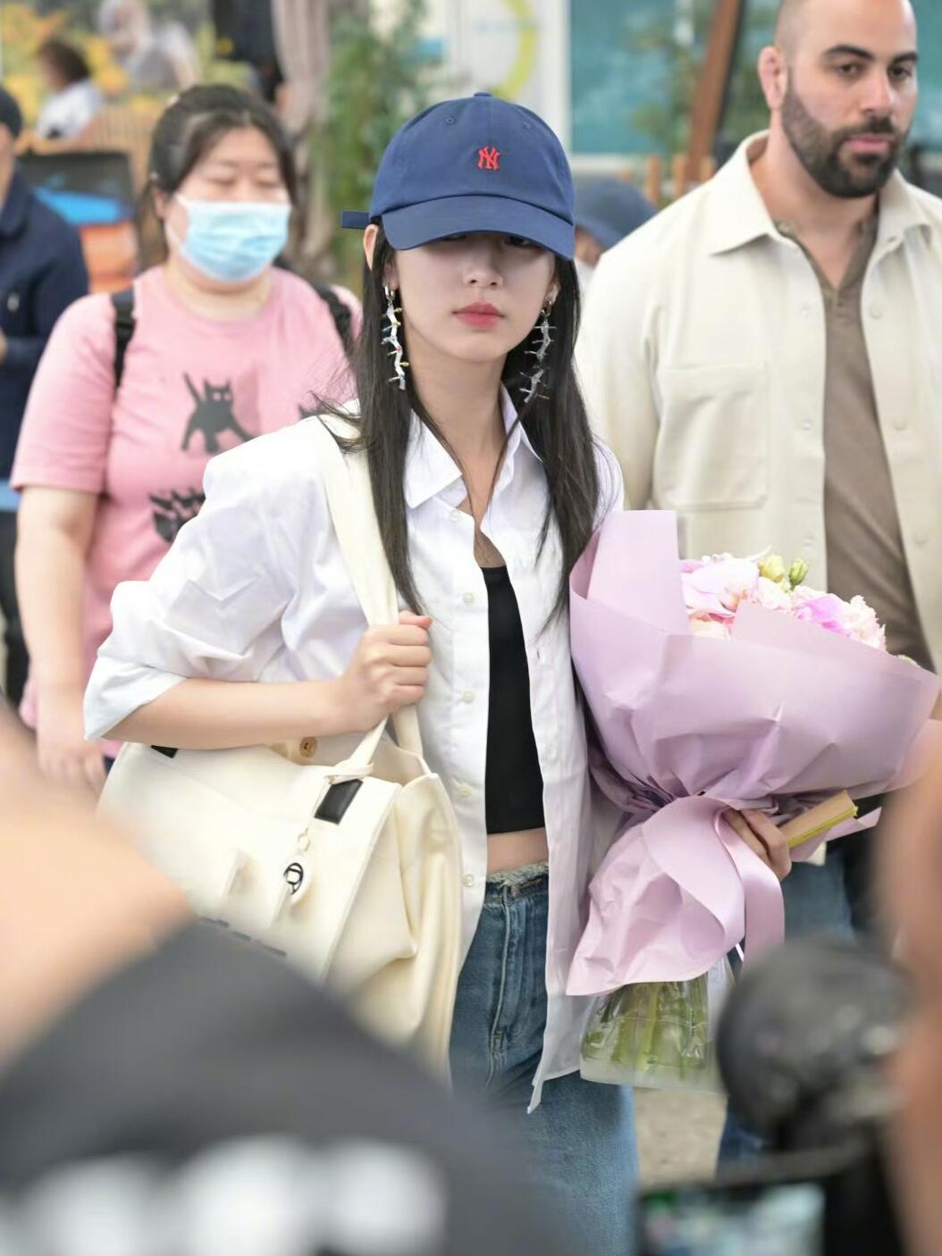 鸭舌帽阴影下也好美一张脸（美貌真是盖不住的 ​​​